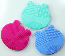 Load image into Gallery viewer, BLAIR THE BEAR BRUSH CLEANER &amp; HOLDER
